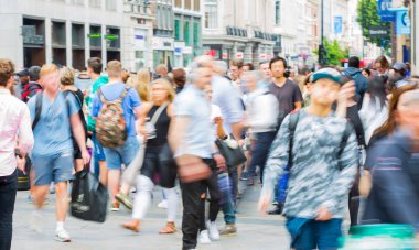 London, İngiltere - 24 Ağustos 2017: Piccadilly circus ile lots-in halkın, turistlerin ve kavşak geçiş Londralılar, hareket bulanıklığı. 