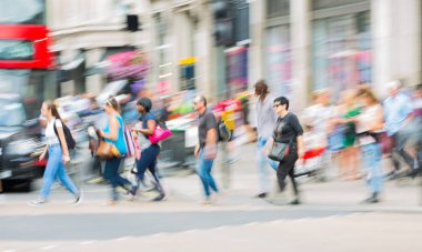London, İngiltere - 24 Ağustos 2017: Piccadilly circus ile lots-in halkın, turistlerin ve kavşak geçiş Londralılar, hareket bulanıklığı. 