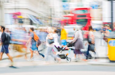 London, İngiltere - 24 Ağustos 2017: Piccadilly circus ile lots-in halkın, turistlerin ve kavşak geçiş Londralılar, hareket bulanıklığı. 