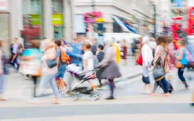 London, İngiltere - 24 Ağustos 2017: Piccadilly circus ile lots-in halkın, turistlerin ve kavşak geçiş Londralılar, hareket bulanıklığı. 