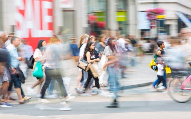 London, İngiltere - 24 Ağustos 2017: Piccadilly circus ile lots-in halkın, turistlerin ve kavşak geçiş Londralılar, hareket bulanıklığı. 