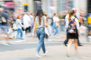 London, İngiltere - 24 Ağustos 2017: Piccadilly circus ile lots-in halkın, turistlerin ve kavşak geçiş Londralılar, hareket bulanıklığı. 