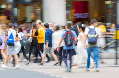London, İngiltere - 24 Ağustos 2017: Piccadilly circus ile lots-in halkın, turistlerin ve kavşak geçiş Londralılar, hareket bulanıklığı. 