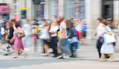 London, İngiltere - 24 Ağustos 2017: Piccadilly circus ile lots-in halkın, turistlerin ve kavşak geçiş Londralılar, hareket bulanıklığı. 