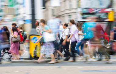 London, İngiltere - 24 Ağustos 2017: Piccadilly circus ile lots-in halkın, turistlerin ve kavşak geçiş Londralılar, hareket bulanıklığı. 