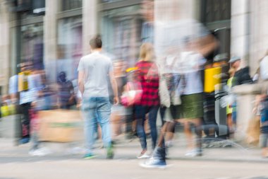London, İngiltere - 24 Ağustos 2017: Piccadilly circus ile lots-in halkın, turistlerin ve kavşak geçiş Londralılar, hareket bulanıklığı. 