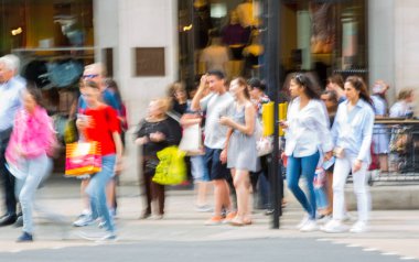 London, İngiltere - 24 Ağustos 2017: Piccadilly circus ile lots-in halkın, turistlerin ve kavşak geçiş Londralılar, hareket bulanıklığı. 