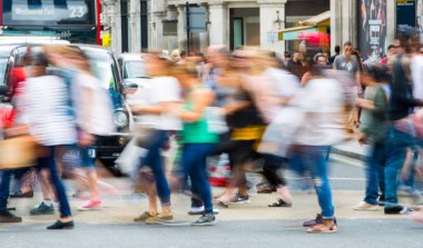 Londra, İngiltere - 24 Ağustos 2016: Kalabalığın içinde kral naibi sokak. Turistler, alışveriş ve iş adamları zaman acele