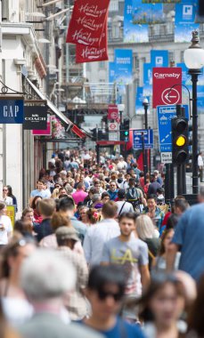 Londra, İngiltere - 24 Ağustos 2016: Kalabalığın içinde kral naibi sokak. Turistler, alışveriş ve iş adamları zaman acele