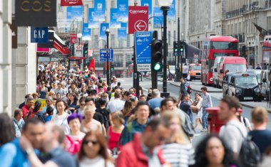 Londra, İngiltere - 24 Ağustos 2016: Kalabalığın içinde kral naibi sokak. Turistler, alışveriş ve iş adamları zaman acele