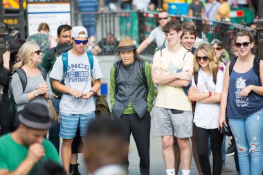 Londra, İngiltere - 24 Ağustos 2017: Kalabalık insan kral naibi sokak sokak performans izliyor. Mutlu gülümseyen insanlar