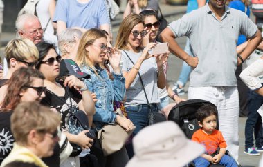 Londra, İngiltere - 24 Ağustos 2017: Kalabalık insan kral naibi sokak sokak performans izliyor. Mutlu gülümseyen insanlar