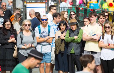 Londra, İngiltere - 24 Ağustos 2017: Kalabalık insan kral naibi sokak sokak performans izliyor. Mutlu gülümseyen insanlar