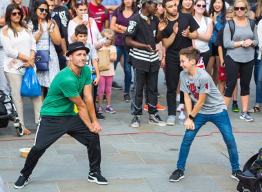 Londra, İngiltere - 24 Ağustos 2017: Kalabalık insan kral naibi sokak sokak performans izliyor. Mutlu gülümseyen insanlar