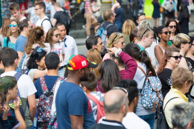 Londra, İngiltere - 24 Ağustos 2017: Kalabalık insan kral naibi sokak sokak performans izliyor. Mutlu gülümseyen insanlar