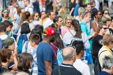 Londra, İngiltere - 24 Ağustos 2017: Kalabalık insan kral naibi sokak sokak performans izliyor. Mutlu gülümseyen insanlar