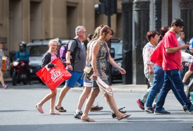 Londra, İngiltere - 24 Ağustos 2016: birçok kişi, turist ve Piccadilly circus kavşak geçiş Londralılar, yürüme.