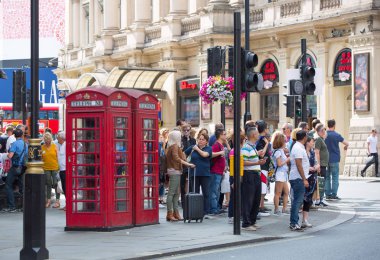 Londra, İngiltere - 24 Ağustos 2016: birçok kişi, turist ve Piccadilly circus kavşak geçiş Londralılar, yürüme.