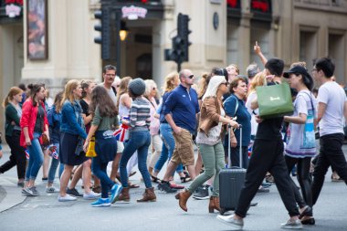 Londra, İngiltere - 24 Ağustos 2016: birçok kişi, turist ve Piccadilly circus kavşak geçiş Londralılar, yürüme.