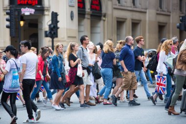 Londra, İngiltere - 24 Ağustos 2016: birçok kişi, turist ve Piccadilly circus kavşak geçiş Londralılar, yürüme.