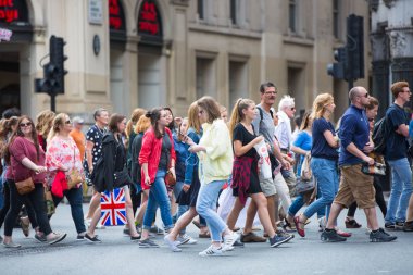 Londra, İngiltere - 24 Ağustos 2016: birçok kişi, turist ve Piccadilly circus kavşak geçiş Londralılar, yürüme.