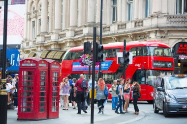 Londra, İngiltere - 24 Ağustos 2016: birçok kişi, turist ve Piccadilly circus kavşak geçiş Londralılar, yürüme.
