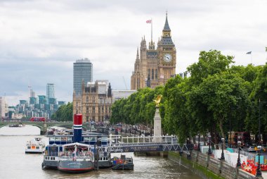 Londra, İngiltere - 24 Ağustos 2017: River Thames setin. Big Ben'e ve parlamento görünümü içerir