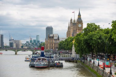 Londra, İngiltere - 24 Ağustos 2017: River Thames setin. Big Ben'e ve parlamento görünümü içerir
