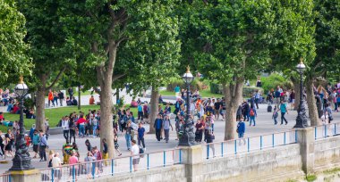 Londra, İngiltere - 24 Ağustos 2017: River Thames setin. Bir sürü insan nehir kenarında yürüyüş