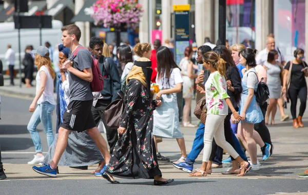 Londra Ngiltere Ağustos 2016 Kalabalığın Içinde Kral Naibi Sokak Turistler — Stok fotoğraf