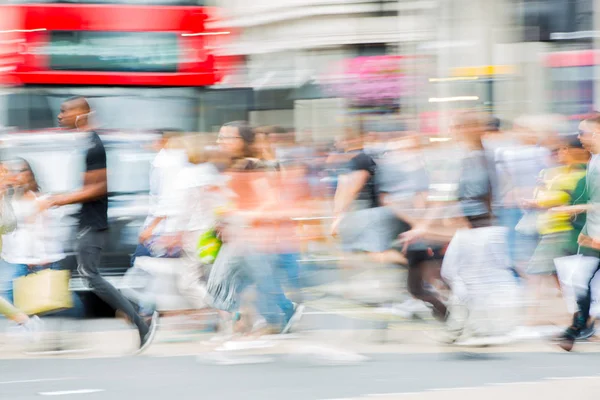 ロンドン 2019年6月26日 夏の日にリージェント通りを歩く人々の美しい動きのぼかし 首都の忙しい生活 — ストック写真