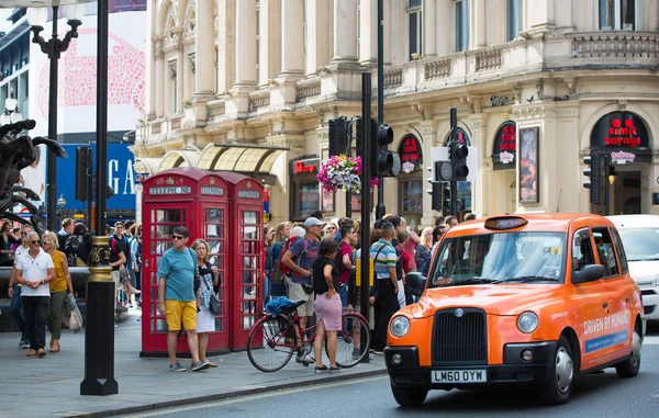 Londres Reino Unido Agosto 2016 Muitos Caminhantes Turistas Londrinos Atravessando — Fotografia de Stock