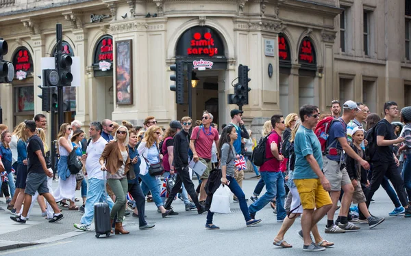 Londra Ngiltere Ağustos 2016 Birçok Kişi Turist Piccadilly Circus Kavşak — Stok fotoğraf