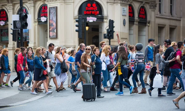 London August 2016 Lots Walking People Tourist Londoners Crossing Piccadilly — Stock Photo, Image
