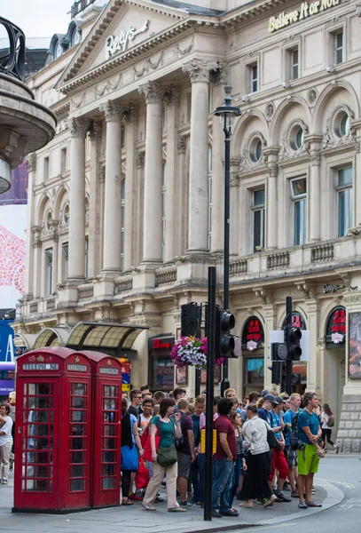 London August 2016 Lots Walking People Tourist Londoners Crossing Piccadilly — Stock Photo, Image