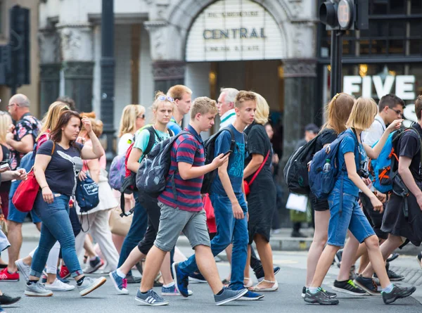 Лондон Великобритания Августа 2016 Много Пешеходов Туристов Лондонцев Пересекающих Перекресток — стоковое фото