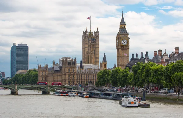 ロンドン イギリス 2017 川テムズの堤防 ビューには ビッグベンと国会議事堂が含まれています — ストック写真