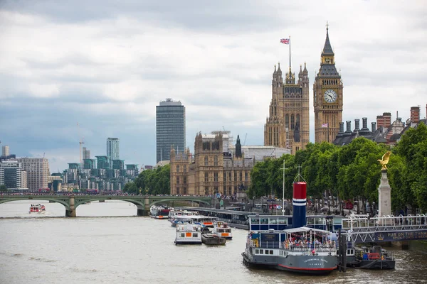Londýn Srpna 2017 Nábřeží Temže Řeka Zobrazení Zahrnuje Big Benu — Stock fotografie