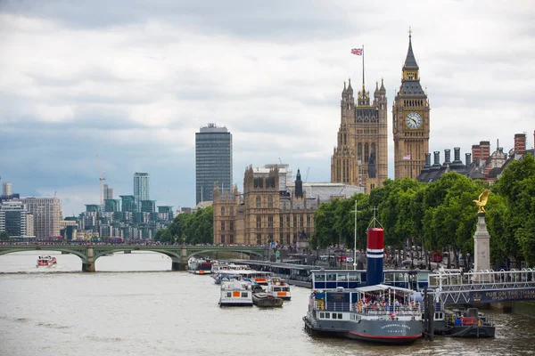 Londres Reino Unido Agosto 2017 River Thames Embankment Vista Incluye —  Fotos de Stock