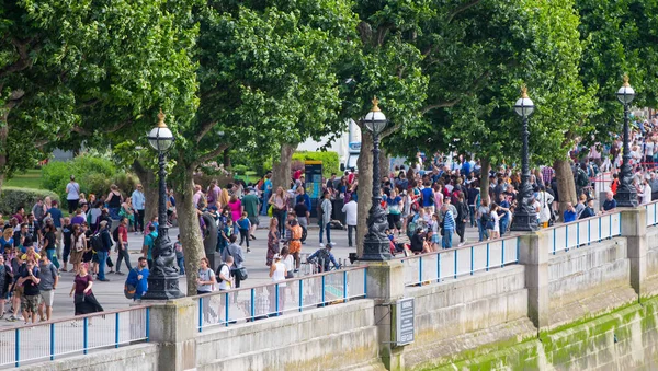 Londres Reino Unido Agosto 2017 River Thames Embankment Mucha Gente —  Fotos de Stock