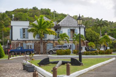 Antigua, Karayip Adaları, Ingiliz Limanı-19 Mayıs 2017: Ingilizce liman uluslararası koruma alanı. Yelkenli tekneler ve tarihi binalar ile görünüm Nelson zamanı