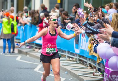 Londra, Ingiltere-23 Nisan 2018: mutlu maraton Runner halk tarafından tezahürat. Charity para zam.