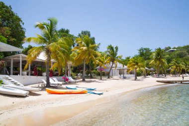 Antigua, Karayip Adaları-20 Mayıs, 2019: Galeon plajında Ingilizce liman manzarası kumlu plaj, şezlong ve şemsiyeler ile ücretsiz adam Bay