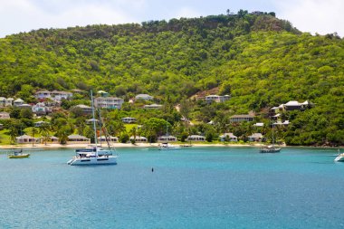 Antigua, Karayip Adaları-20 Mayıs, 2019: Galeon plajında Ingilizce liman manzarası kumlu plaj, şezlong ve şemsiyeler ile ücretsiz adam Bay