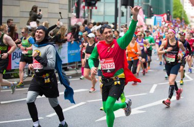 Londra, Ingiltere-23 Nisan 2018: mutlu maraton Runner halk tarafından tezahürat. Charity para zam.