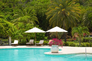 Antigua, Karayip Adaları-20 Mayıs, 2019: Ingilizce Harbour Hotel, Galeon plaj, şezlong ve şemsiye temiz havuz