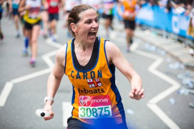 Londra, Ingiltere-23 Nisan 2018: mutlu maraton Runner halk tarafından tezahürat. Charity para zam.