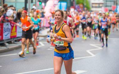 Londra, Ingiltere-23 Nisan 2018: mutlu maraton Runner halk tarafından tezahürat. Charity para zam.