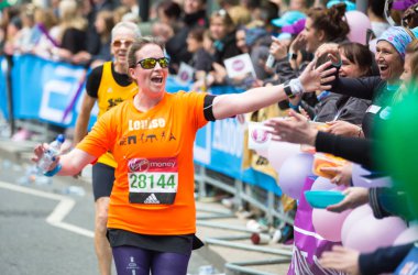Londra, Ingiltere-23 Nisan 2018: mutlu maraton Runner halk tarafından tezahürat. Charity para zam.