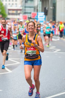 Londra, Ingiltere-23 Nisan 2018: mutlu maraton Runner halk tarafından tezahürat. Charity para zam.